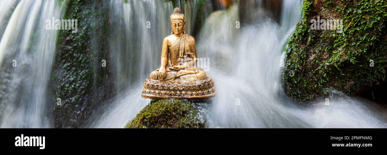 Scultura di Buddha seduta in cascata d'acqua fluente Foto Stock