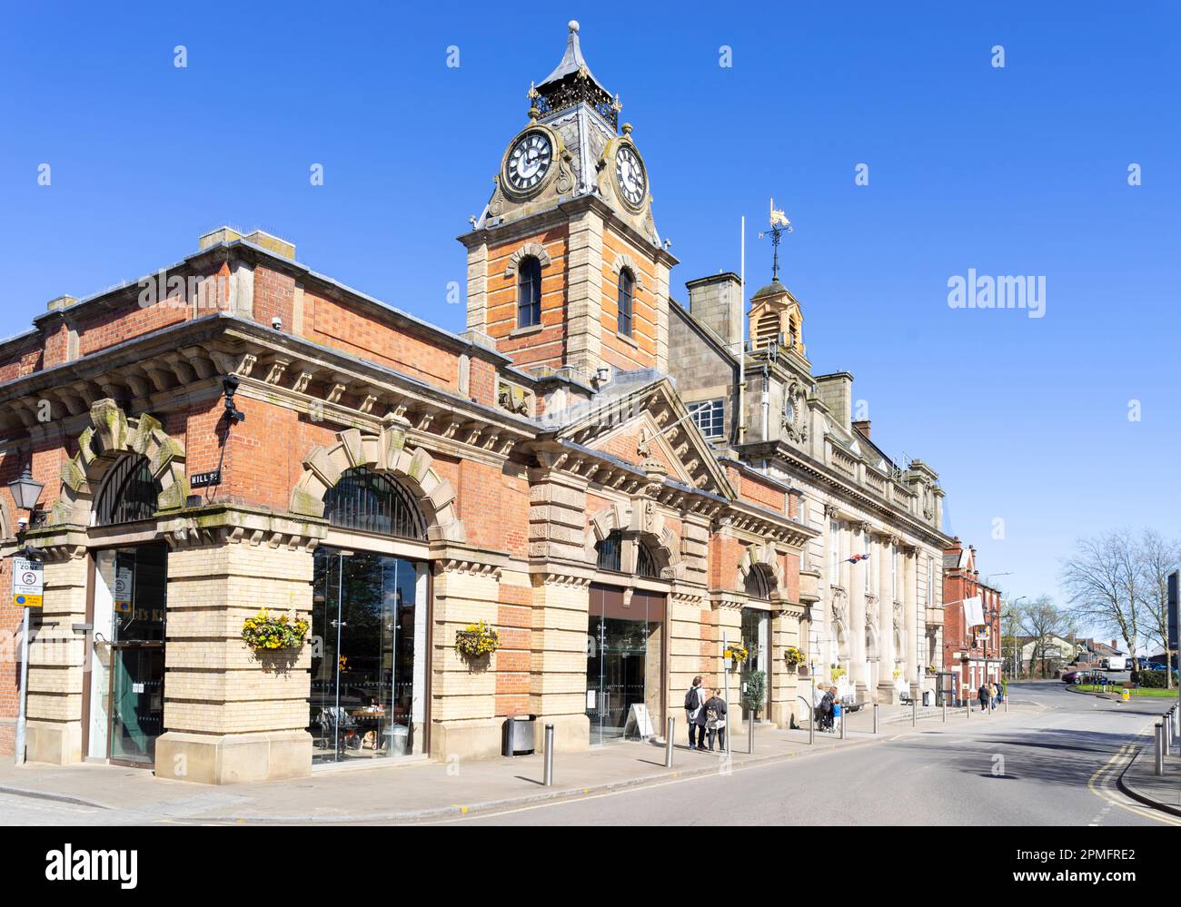 Crewe Cheshire The Market Hall and Town Hall Crewe Cheshire Inghilterra Regno Unito GB Europa Foto Stock