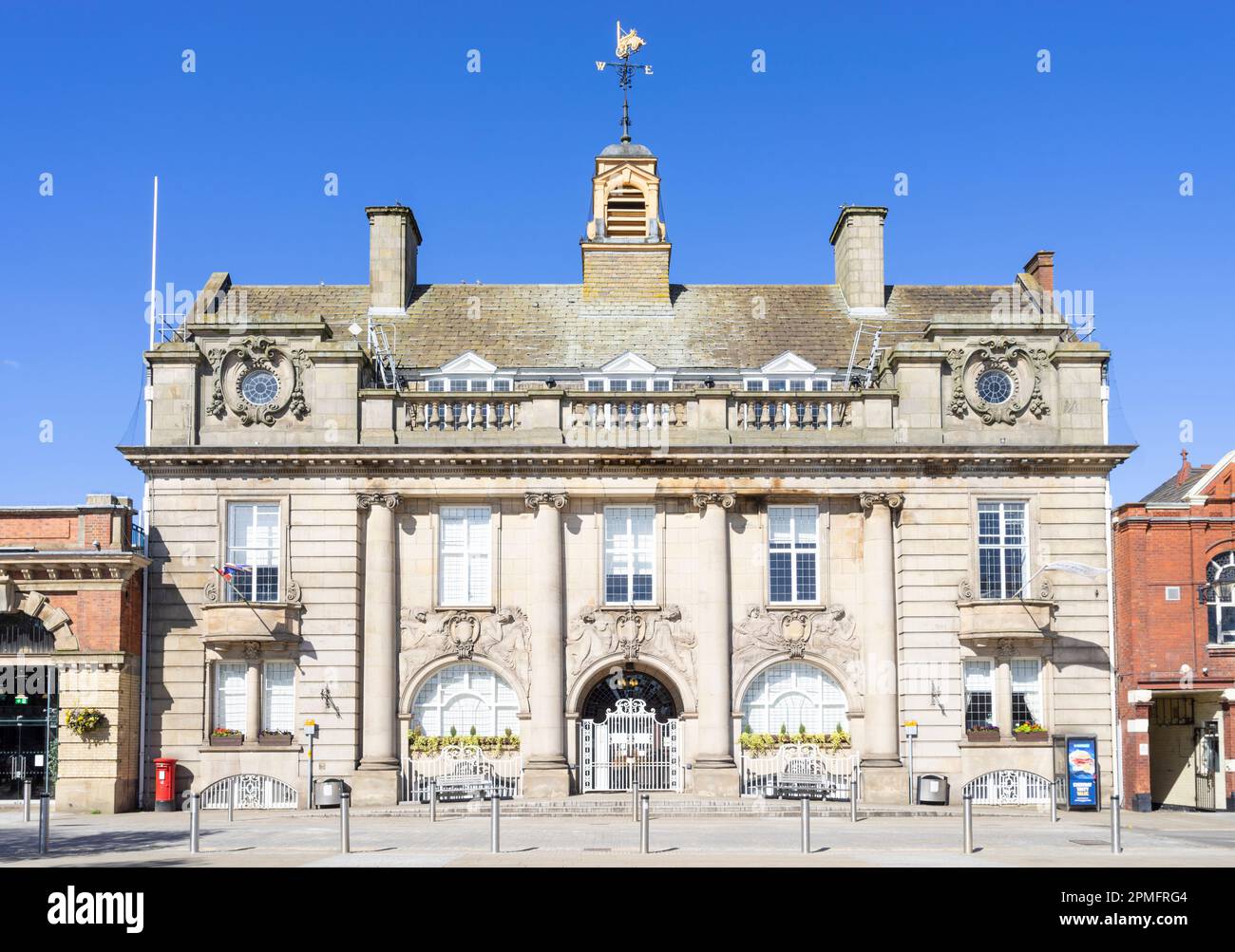 Crewe Municipal Buildings and Crewe Cheshire East Register Office Earle Street Crewe Cheshire England UK GB Europe Foto Stock