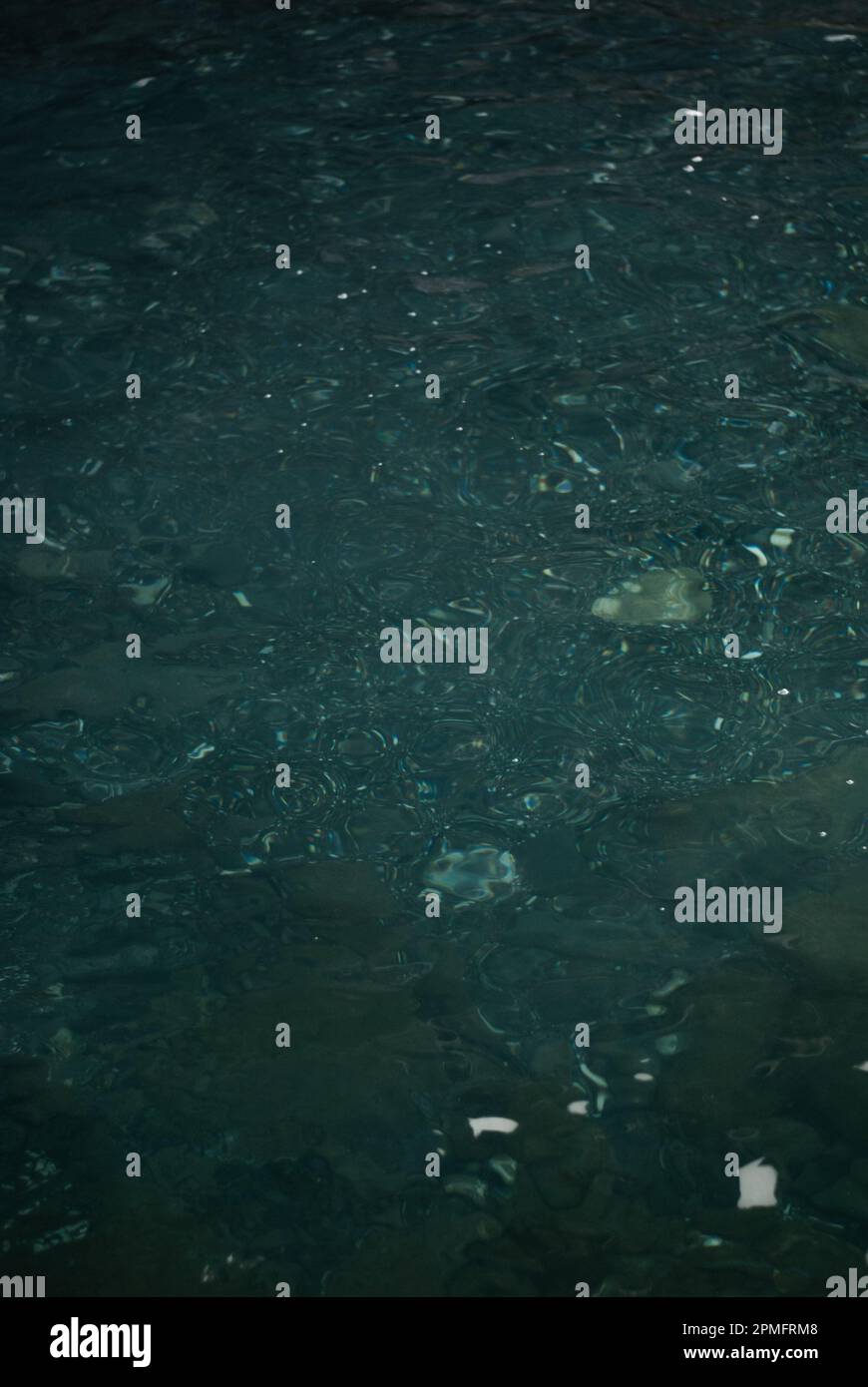 Vista sul mare con acqua limpida e blu Foto Stock