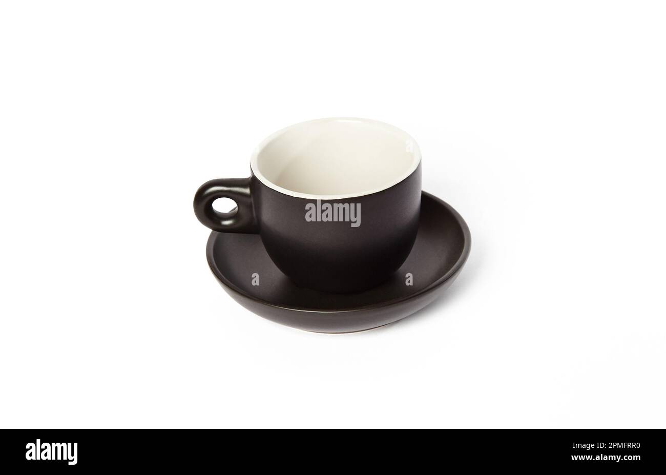 Caffè da tazza nero, sfondo bianco isolato. Svuotare la tazza, fare il primo piano Foto Stock