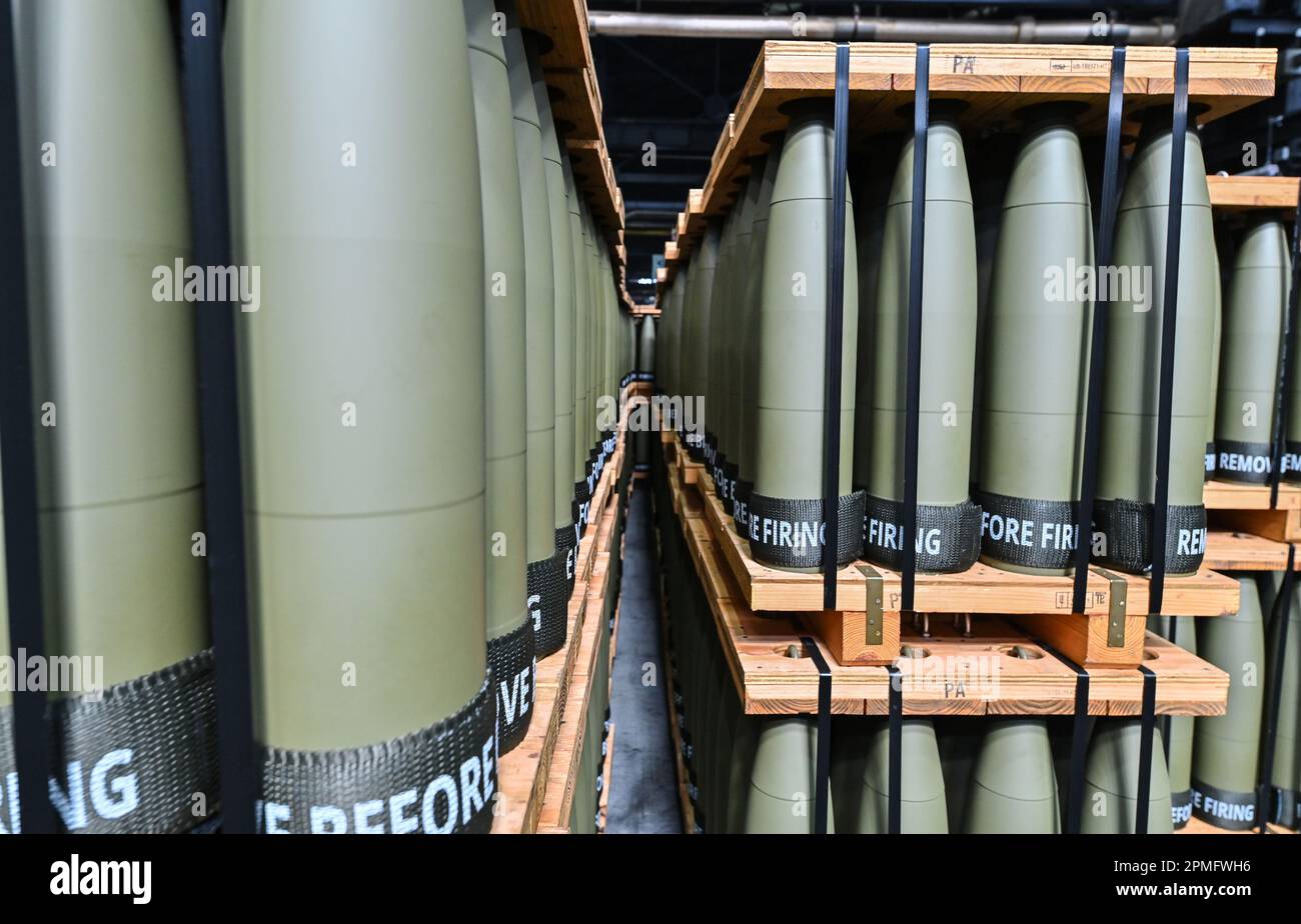 Scranton, Stati Uniti. 12th Apr, 2023. I pallet contenenti 40 gusci sono preparati per la spedizione. L'impianto di munizioni dell'esercito di Scranton ha tenuto una giornata di media per mostrare ciò che fanno. La pianta fa un guscio di artiglieria di 155mm. (Foto di Aimee Dilger/SOPA Images/Sipa USA) Credit: Sipa USA/Alamy Live News Foto Stock