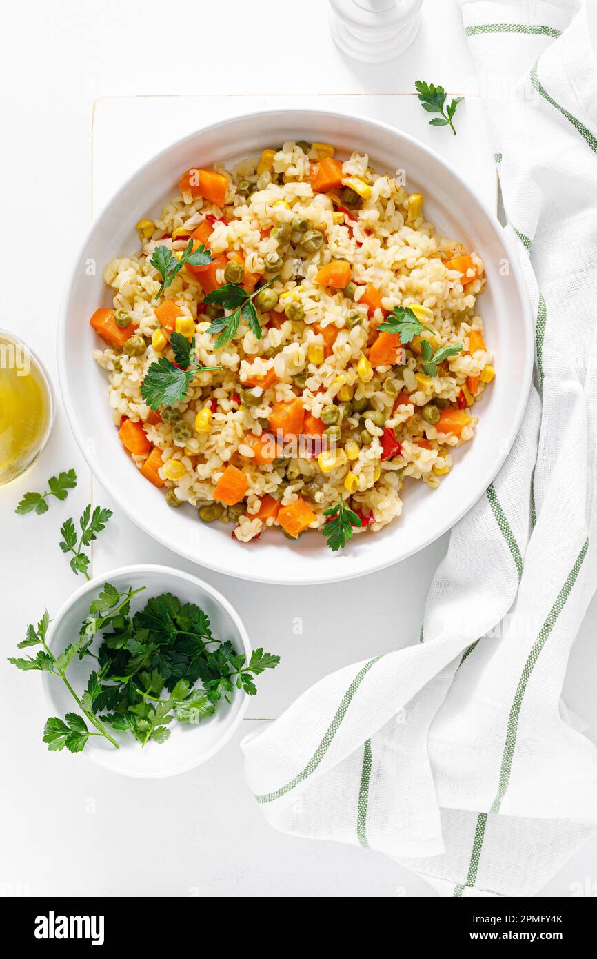 Bulgur con verdure e prezzemolo fresco Foto Stock