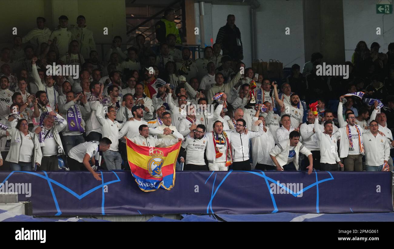 Madrid, Spagna. 12/04/2023, i tifosi del Real Madrid sugli stand durante la partita della UEFA Champions League, quarti di finale, 1st tappa tra il Real Madrid e il Chelsea FC giocata allo stadio Santiago Bernabeu il 12 aprile 2023 a Madrid, Spagna. (Foto di Sergio Ruiz / PRESSIN) Foto Stock