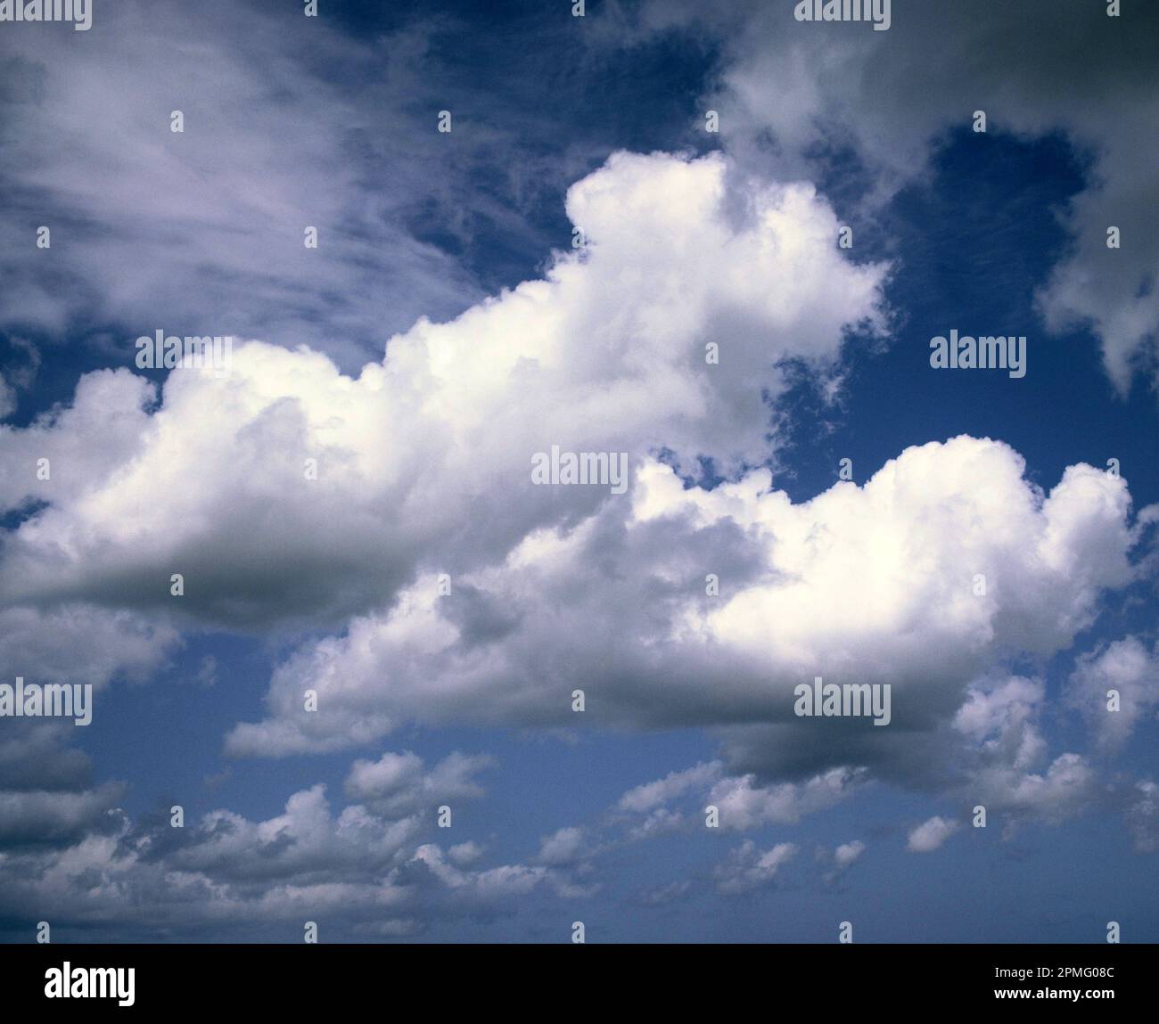 Cielo panoramico. Cielo blu e nuvole Cumulus. Foto Stock