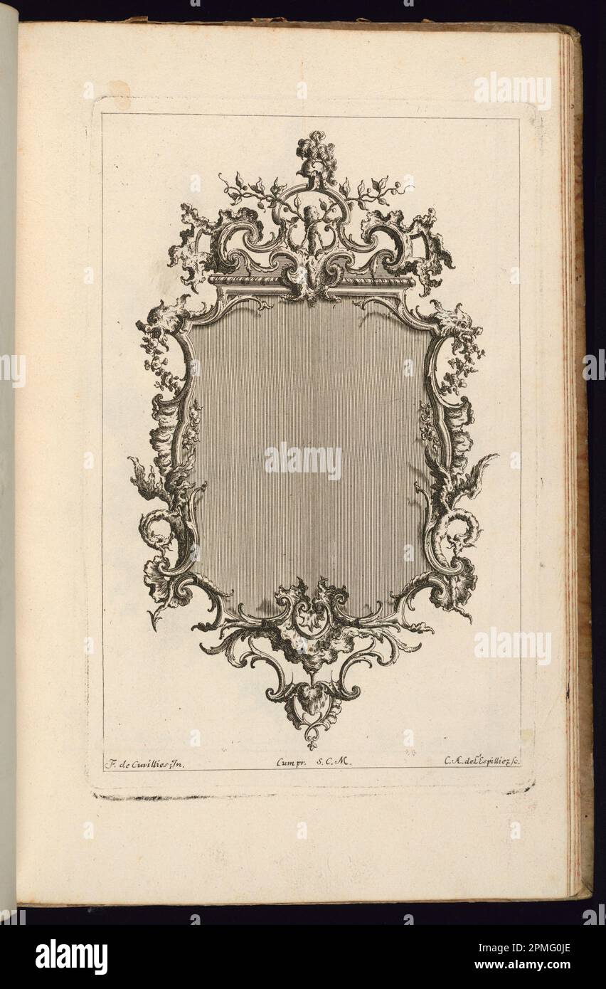 Stampa rilegata, cornice con casco e draghi; progettata da Francois de Cuvilliés il Vecchio (Belgio, Germania attiva, 1695 - 1768); Print Maker: Carl Albert von Lespinlez (tedesco, 1723 - 1796); Germania; incisione e incisione su carta; 27 x 17,7 cm (10 5/8 x 6 15/16 in.) Foto Stock