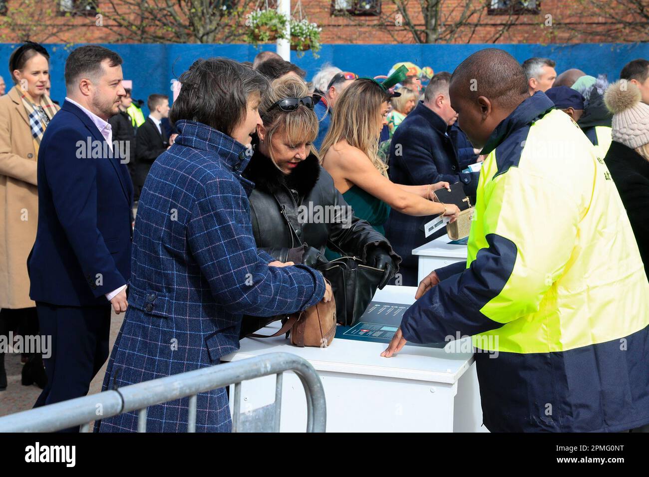 Borse di sicurezza in loco prima del Randox Grand National Festival 2023 giorno di apertura all'Aintree Racecourse, Liverpool, Regno Unito, 13th aprile 2023 (Foto di Conor Molloy/News Images) Foto Stock