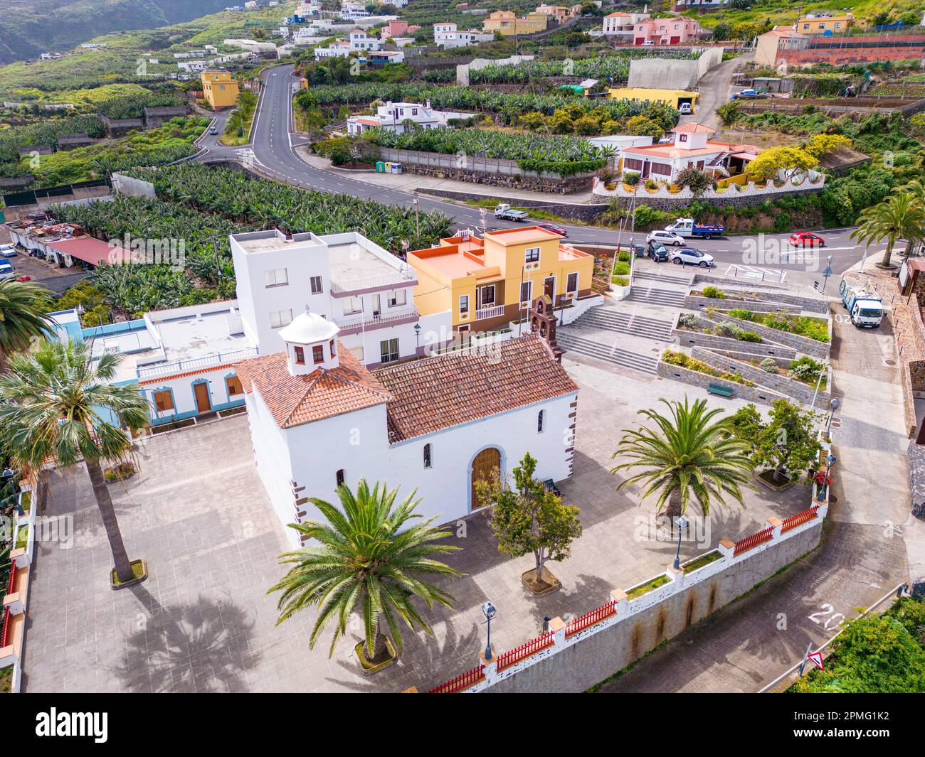 Vista aerea al villaggio di San Andres vicino a Los Sauces a nord-est dell'isola di la Palma. Verdi colline vulcaniche, e la costa dell'Oceano Atlantico. Foto Stock
