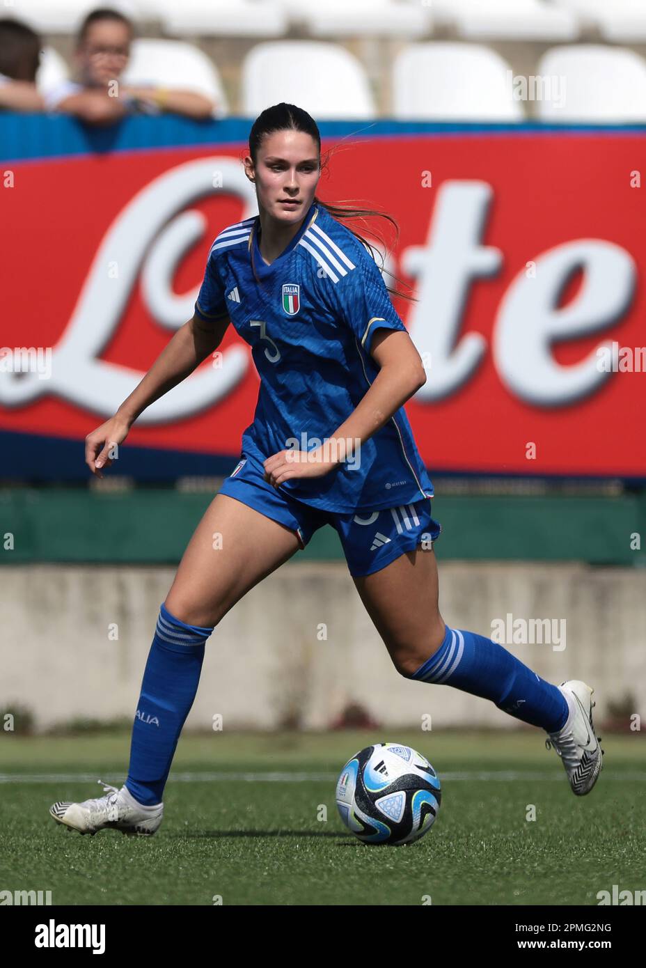 Vercelli, Italia, 11th aprile 2023. Giulia Trevisan d'Italia durante la partita del Campionato UEFA U19 allo Stadio Silvio Piola di Vercelli. L'immagine di credito dovrebbe essere: Jonathan Moskrop / Sportimage Foto Stock