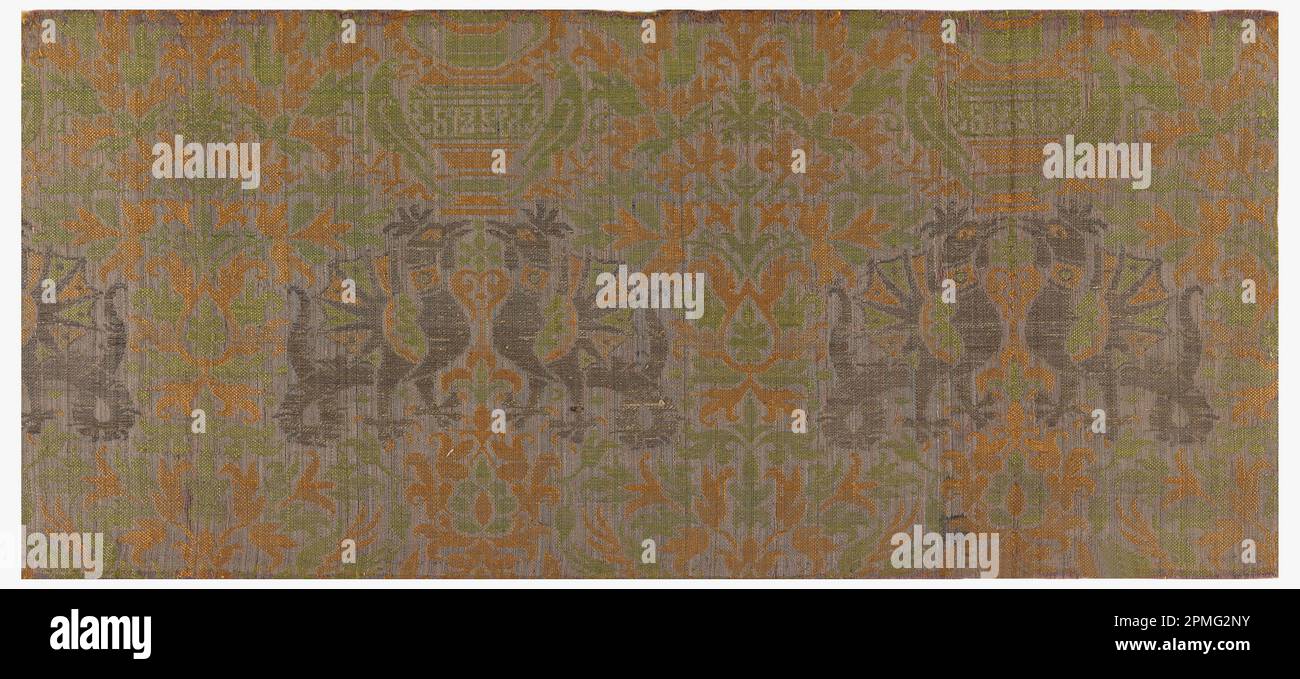 Frammento (Italia); seta, lino metallico avvolto; ordito x trama: 23,5 x 50,3 cm (9 1/4 x 19 13/16 pollici) Foto Stock