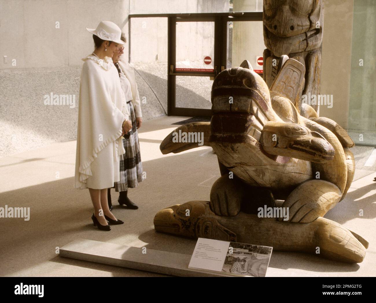 LA REGINA SILVIA di Svezia ha guidato in un museo indiano durante la visita di stato in Canada 1981 Foto Stock