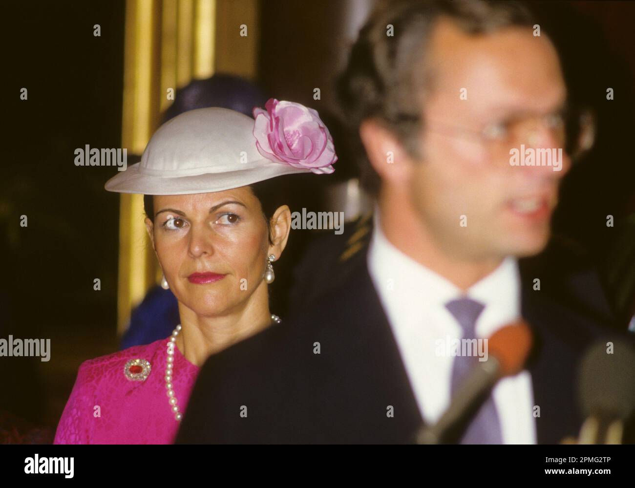 REGINA SILVIA di Svezia un passo dietro il re Carl XVI Gustaf durante la visita di stato in Portogallo Foto Stock