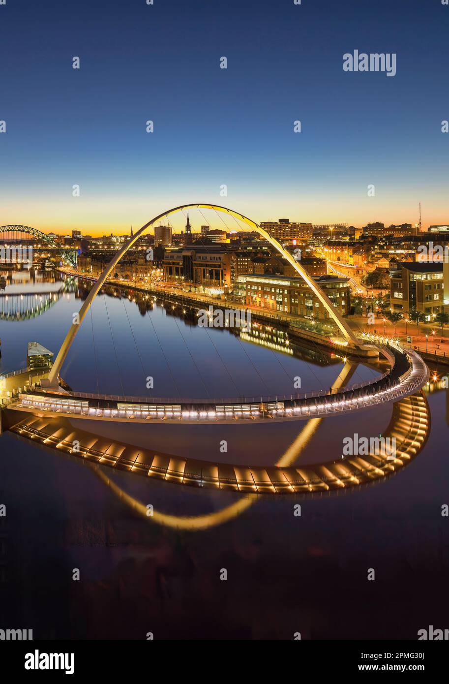 Vista del Ponte del Millennio di Gateshead di notte riflessa nel fiume Tyne vista dal CENTRO BALTICO per le Arti contemporanee, Gateshead, Tyne e Wear Foto Stock