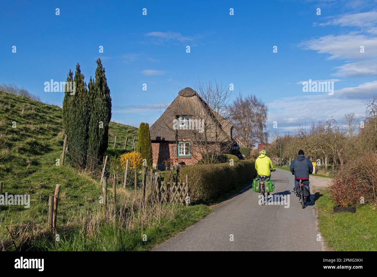 Casa di paglia, ciclisti, pista ciclabile, Haselau, Schleswig-Holstein, Germania Foto Stock