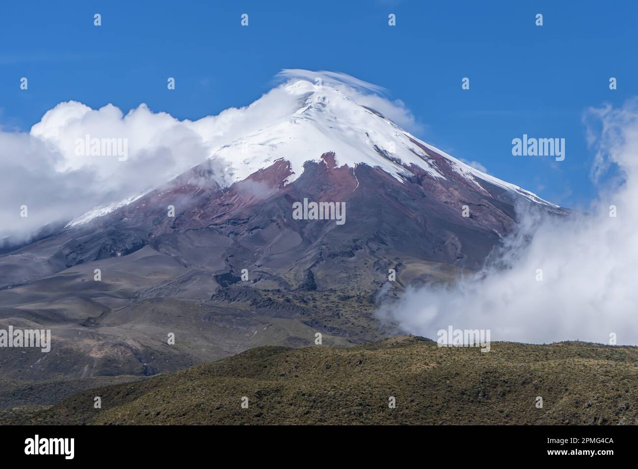 Il magnifico vulcano Cotopaxi Ecuador con la sua cima innevata e la nuvola vorticosa Foto Stock