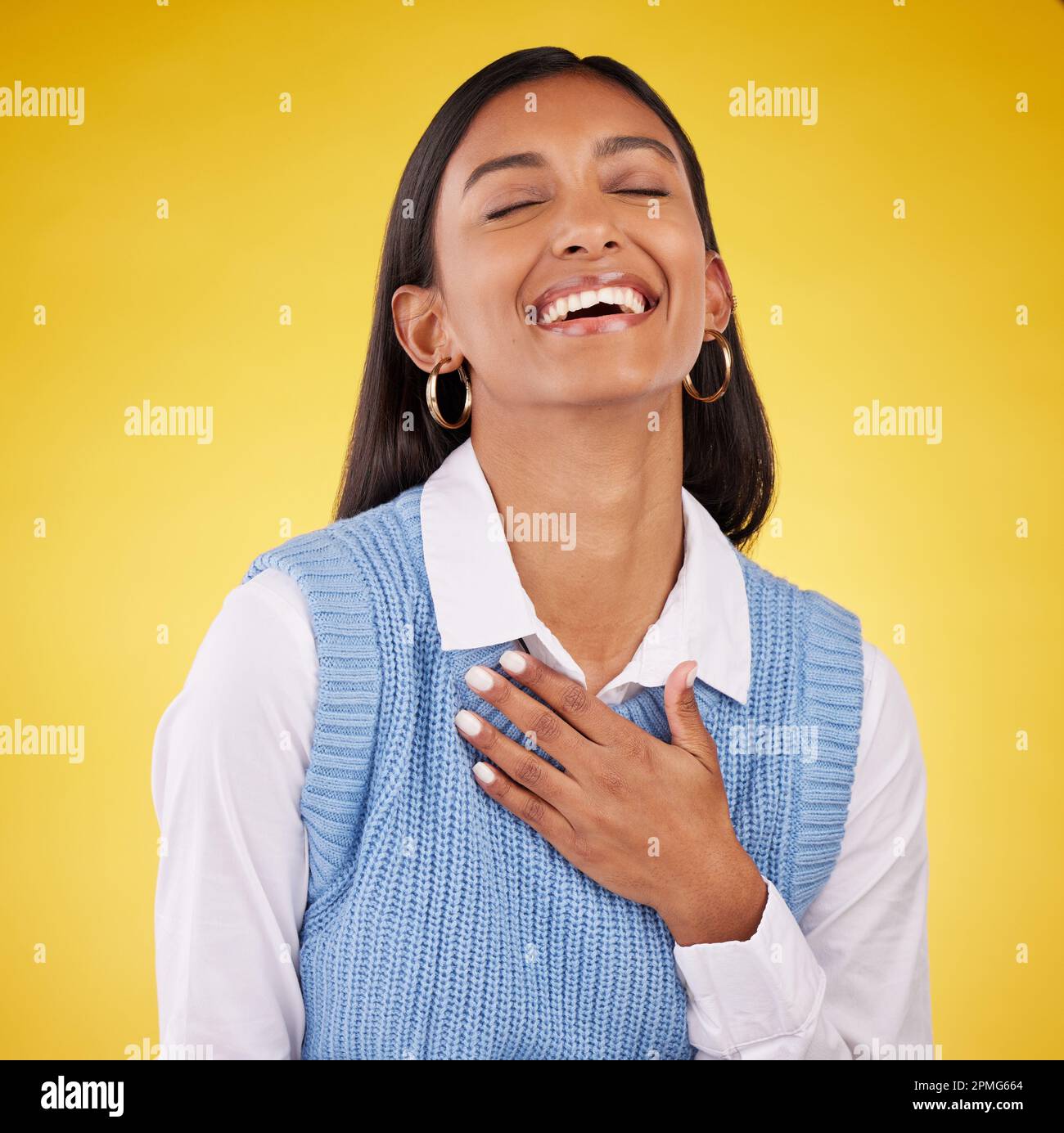 Umorismo, divertente e donna ridere, sorridere e scherzare per divertimento, comico e gioioso contro lo sfondo studio. Modello femminile, relax e felice persona con Foto Stock