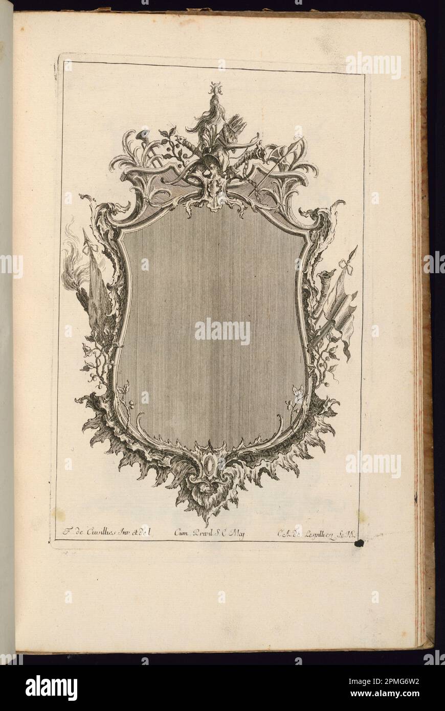 Stampa rilegata, cornice con Trofeo e Bonnet Turco, Deuxième Livre de cadres (secondo libro di cornici); disegnata da Francois de Cuvilliés il Vecchio (belga, Germania attiva, 1695 - 1768); incisa da Carl Albert von Lespinlez (tedesco, 1723 - 1796); Germania; incisione e incisione su carta; 26,5 x 17,1 cm (10 7/16 x 6 3/4 pollici) Foto Stock