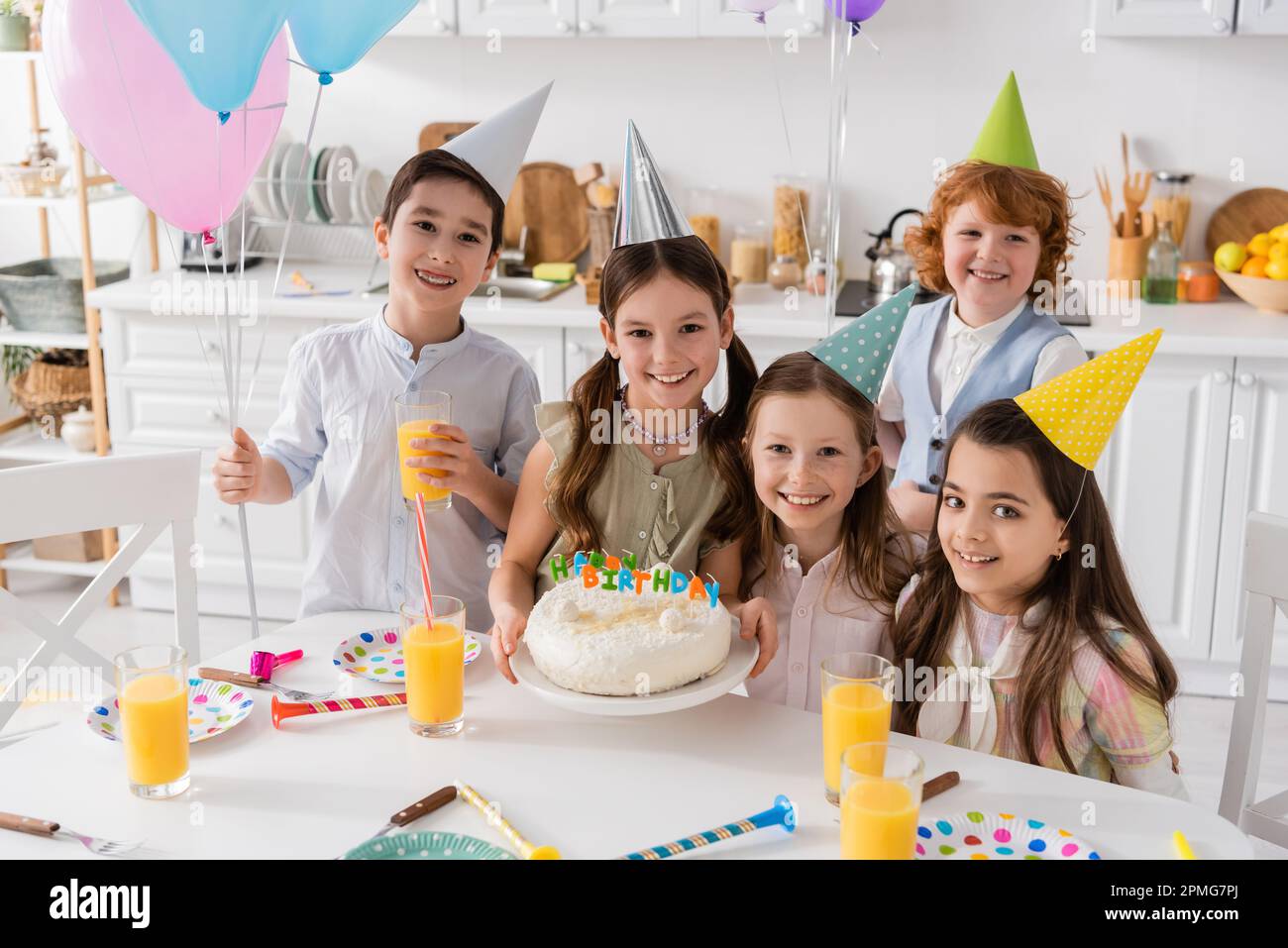gruppo di bambini gioiosi in cappellini festa divertirsi durante