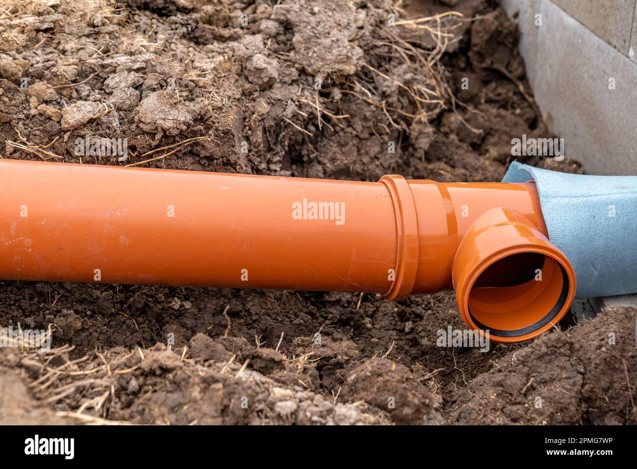 tubo fognario in pvc di plastica nel terreno. cantiere Foto Stock