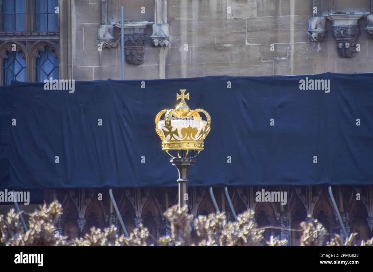 Londra, Regno Unito. 13th aprile 2023. Una replica della corona di Sant’Edoardo è vista fuori dalle Camere del Parlamento mentre i preparativi per l’incoronazione di Re Carlo III, che si svolge il 6th maggio, proseguono per Londra. Credit: Vuk Valcic/Alamy Live News Foto Stock