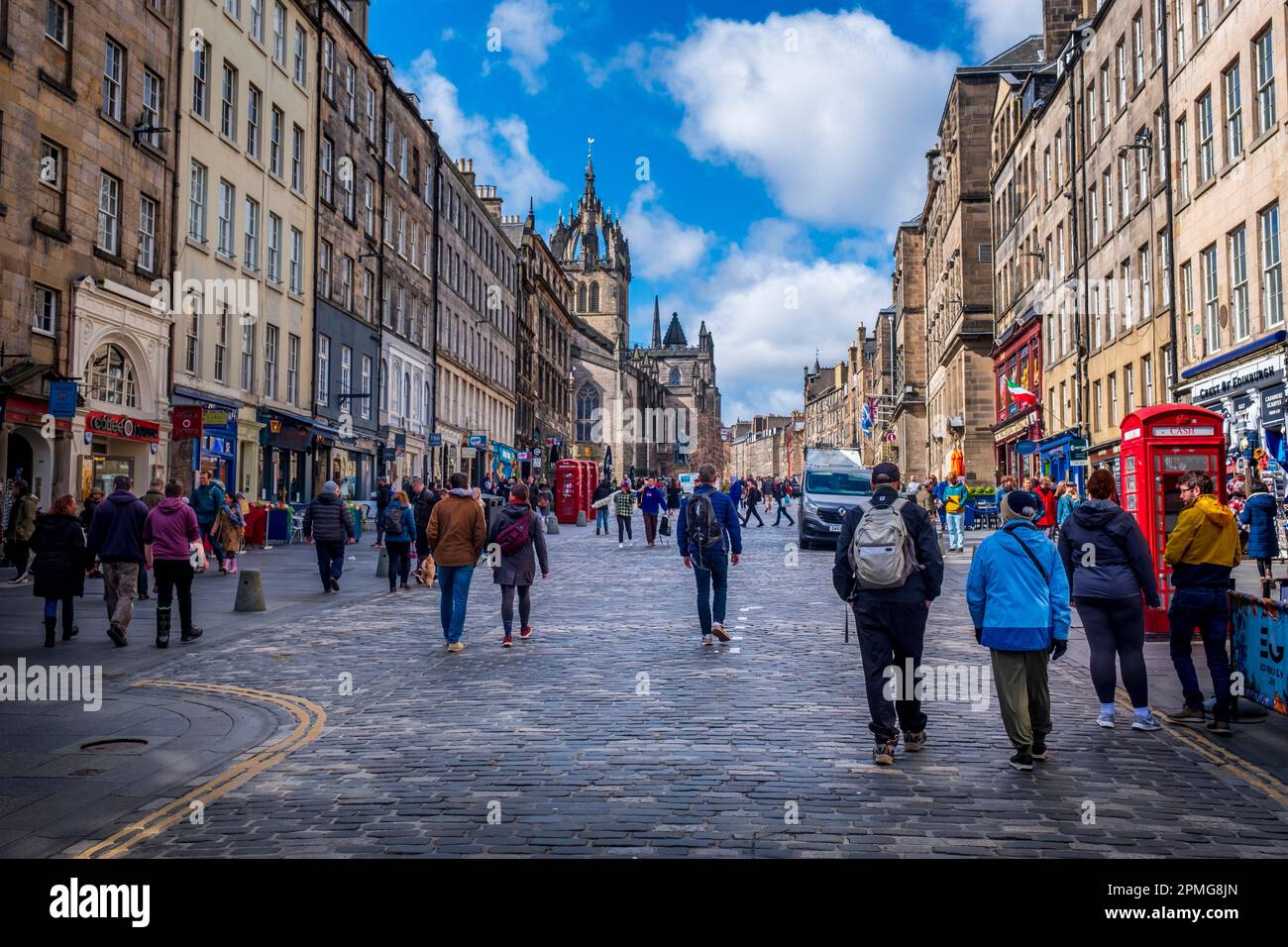 Turisti nella High Street di Edimburgo, parte del Royal Mile. Foto Stock