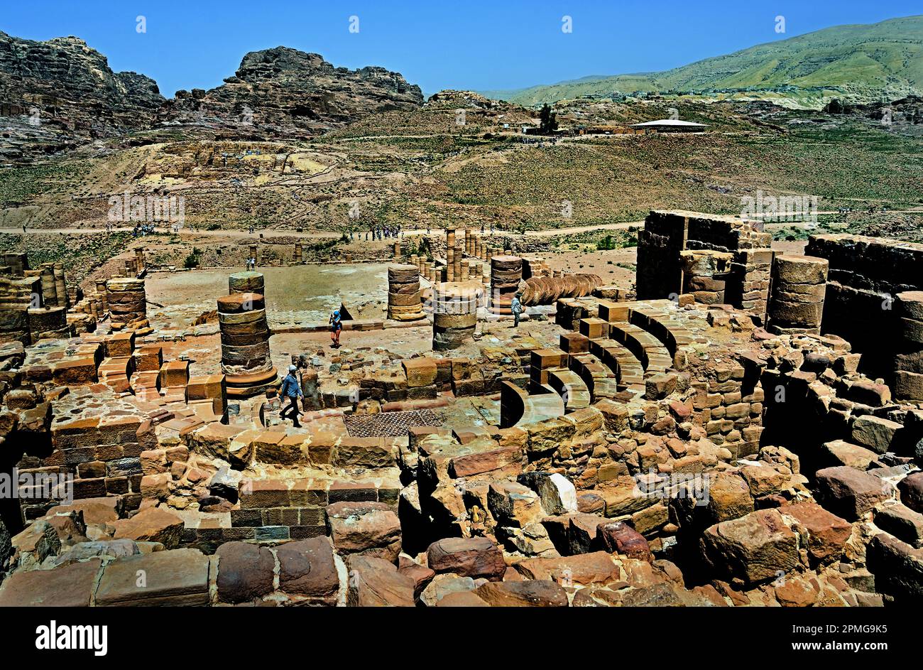 La gradinata in pietra semicircolare del piccolo teatro della terrazza superiore all'interno dell'antico complesso del Grande Tempio nabateo tra le rovine di Petra, Giordania. Foto Stock