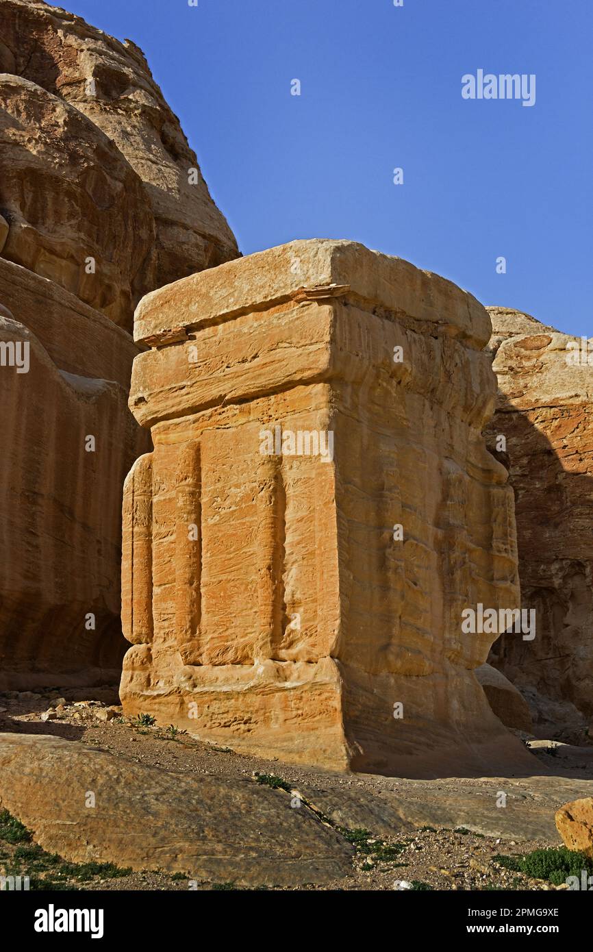 Block Tomb BD 9 Petra città Nabataean caravan-città facciate di roccia tagliata Giordania scolpito arenaria roccia deserto. Foto Stock