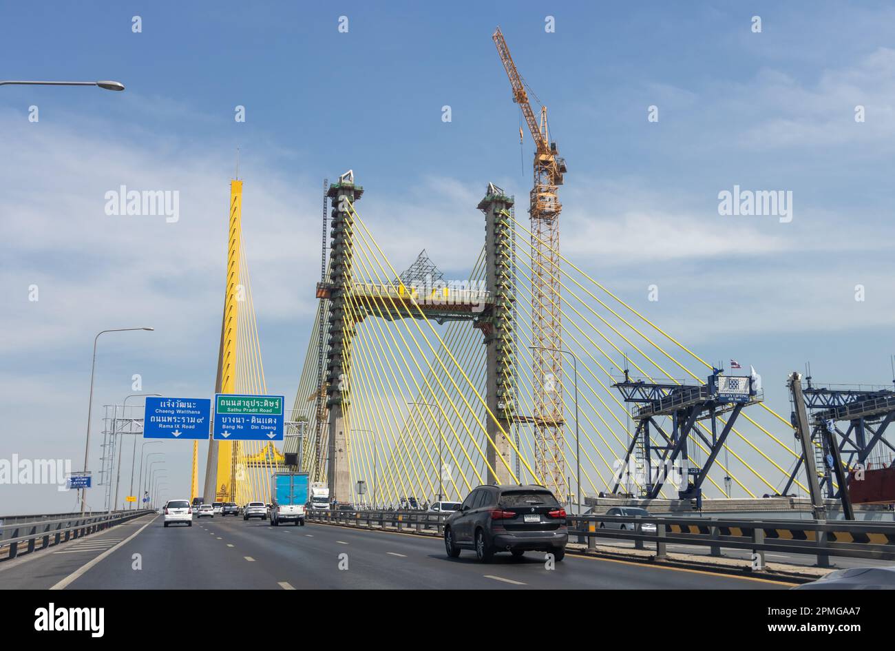 SAMUT PRAKAN, THAILANDIA, 21 2023 GENNAIO, costruzione di un nuovo ponte parallelo al ponte di Rama IX Foto Stock