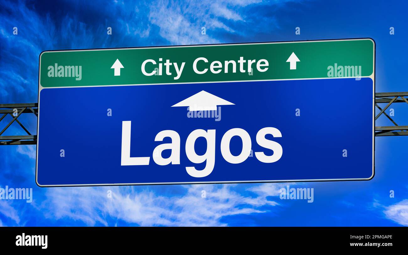 Cartello stradale che indica la direzione per la città di Lagos. Foto Stock