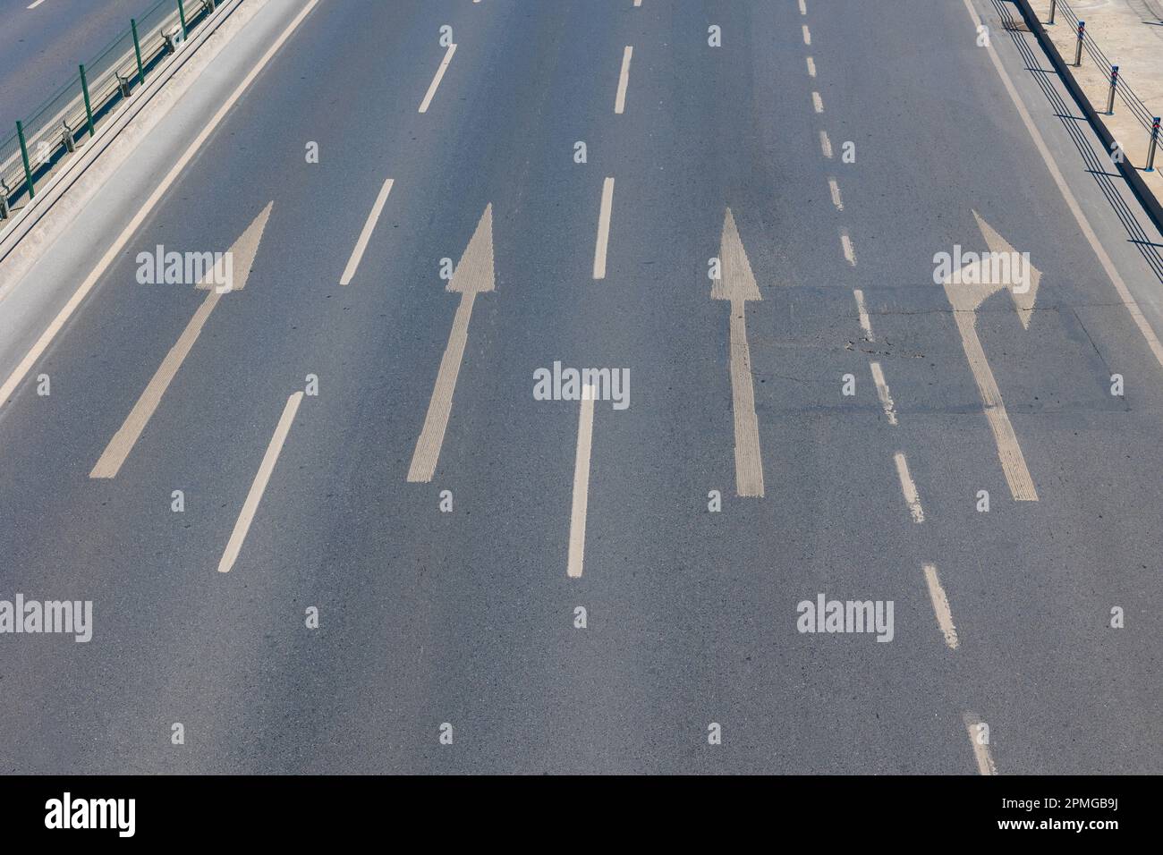 Autostrada con frecce direzionali. Foto di sfondo del trasporto. autostrada a 4 corsie. Foto Stock