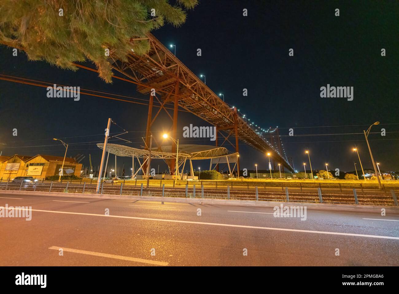 Ponte sospeso sulla città di Lisbona di notte Foto Stock