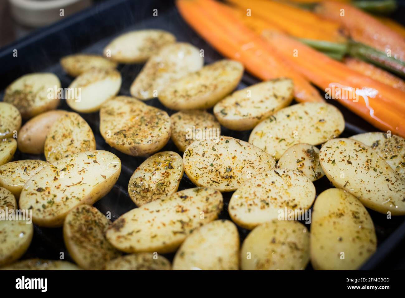 Carota e patate dolci alla griglia. Primo piano vista verdure arrosto di radice Foto Stock