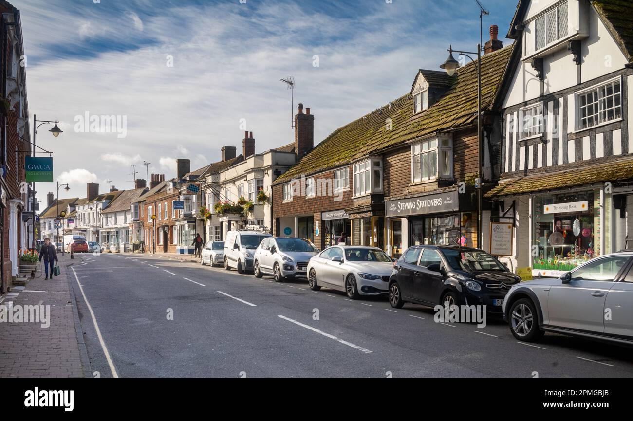 Una vista lungo la High Street a Steyning, una città mercato nel Sussex occidentale, Regno Unito. La strada principale contiene molti edifici storici elencati e protetti e. Foto Stock