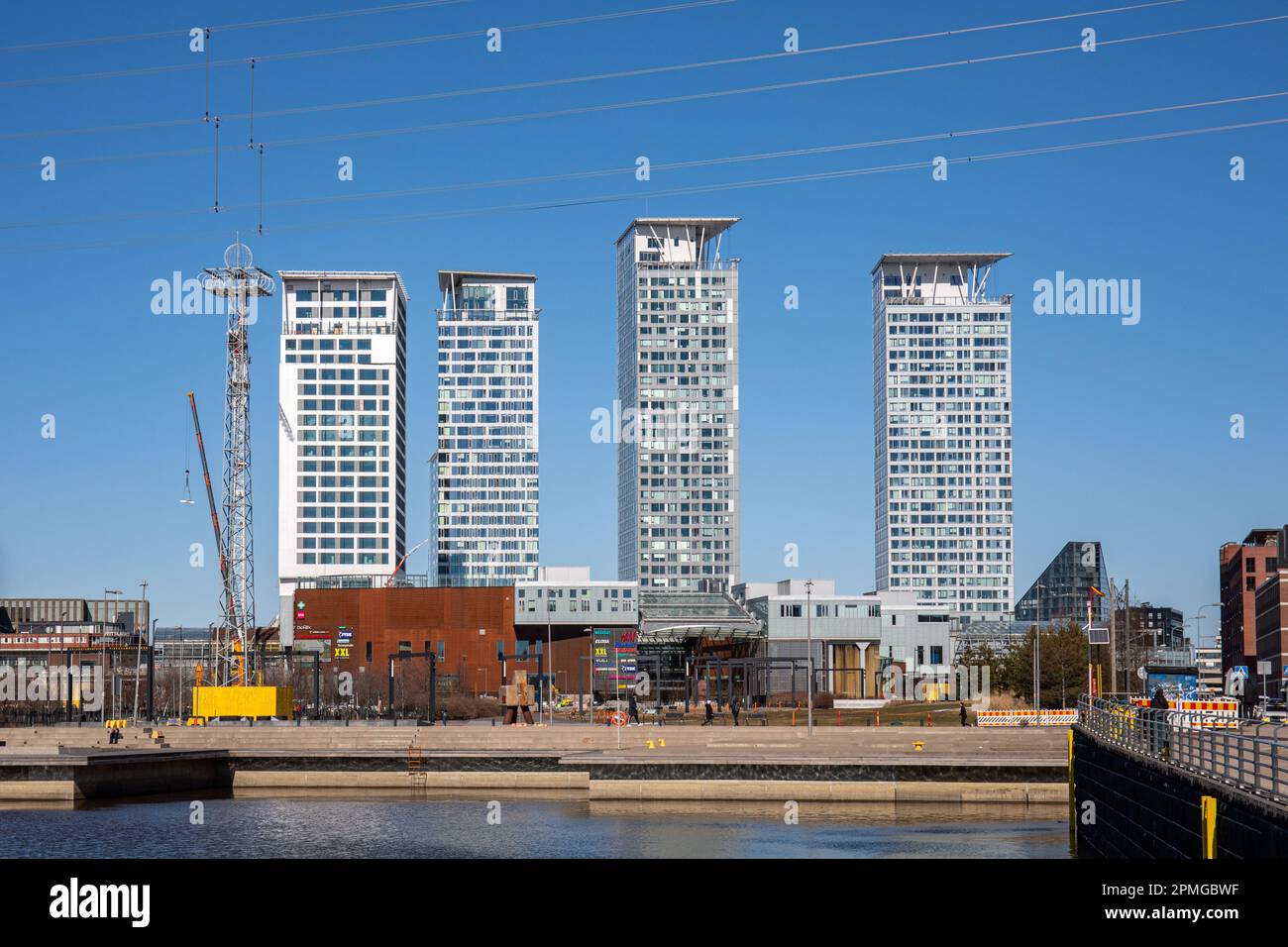 Kalasatama alti edifici contro il cielo blu chiaro a Helsinki, Finlandia Foto Stock