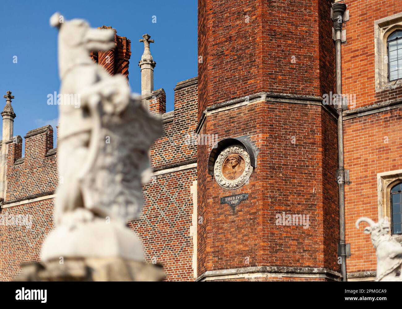 Gatehouse and Beast, Hampton Court Palace Foto Stock