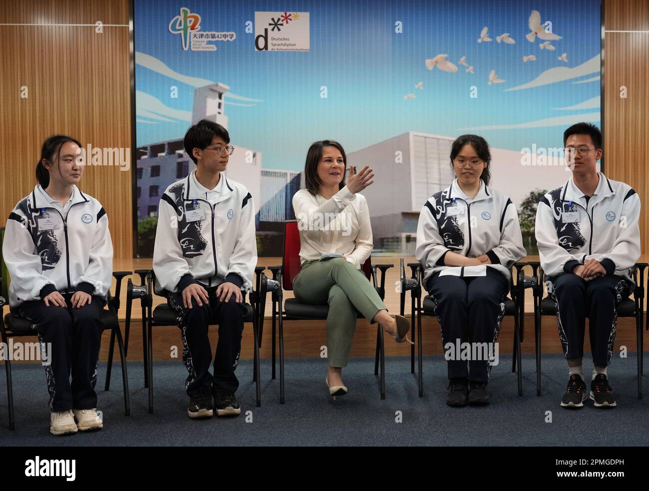 Tianjin, Cina. 13th Apr, 2023. Il ministro degli Esteri Annalena Baerbock (M, Bündnis 90/Die Grünen) visita la scuola n° 42 e parla con gli studenti. La scuola statale ha più di 70 classi e un totale di 4.000 studenti. Il tedesco viene insegnato come prima lingua straniera dal 10th al 12th° grado. Con il diploma di primo livello di lingua, i partecipanti possono frequentare un college di studio in Germania. Credit: Soeren Stache/dpa/Alamy Live News Foto Stock