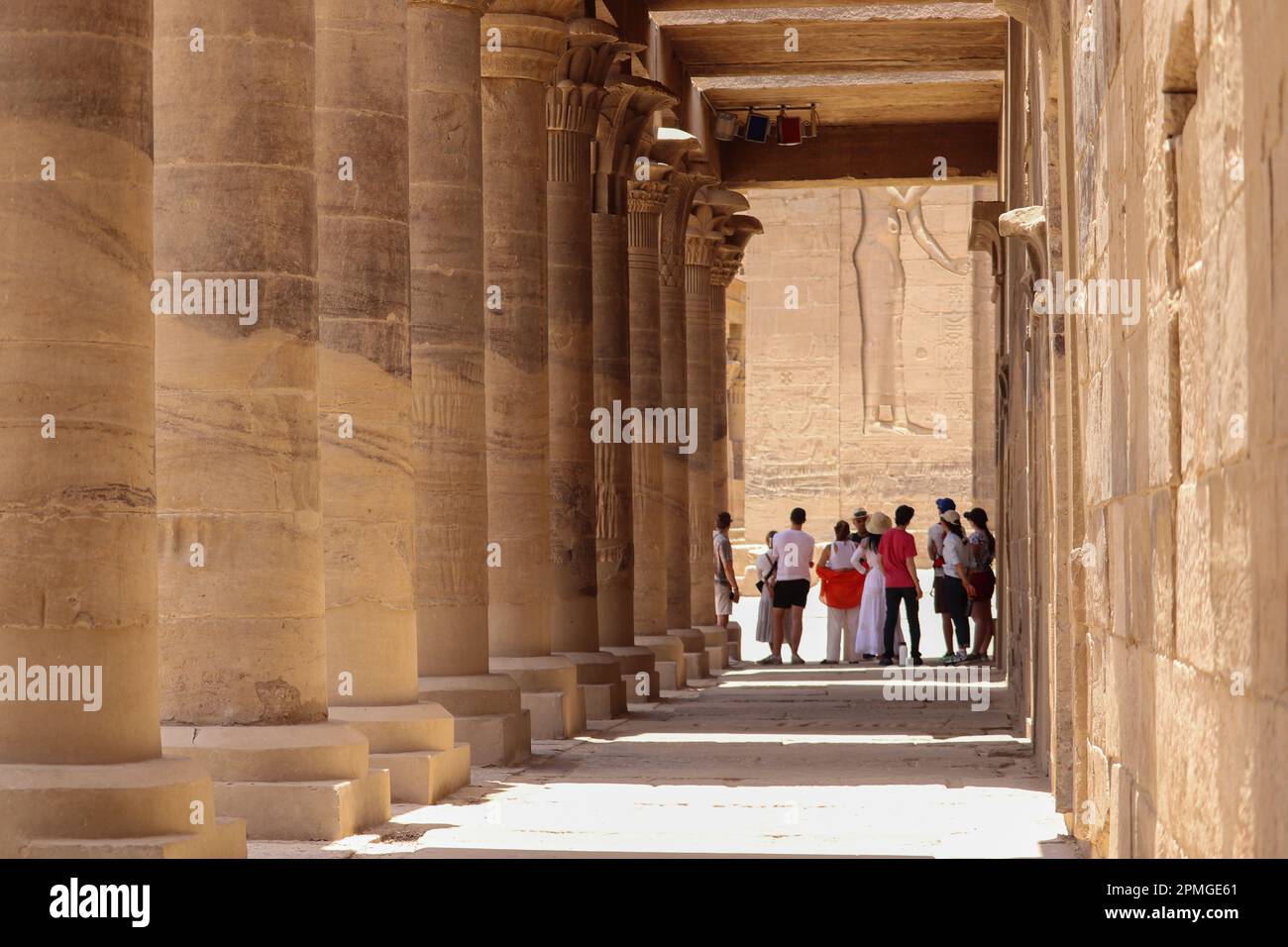 Una guida turistica che conduce un gruppo di turisti al tempio di Philae ad Assuan, in Egitto Foto Stock