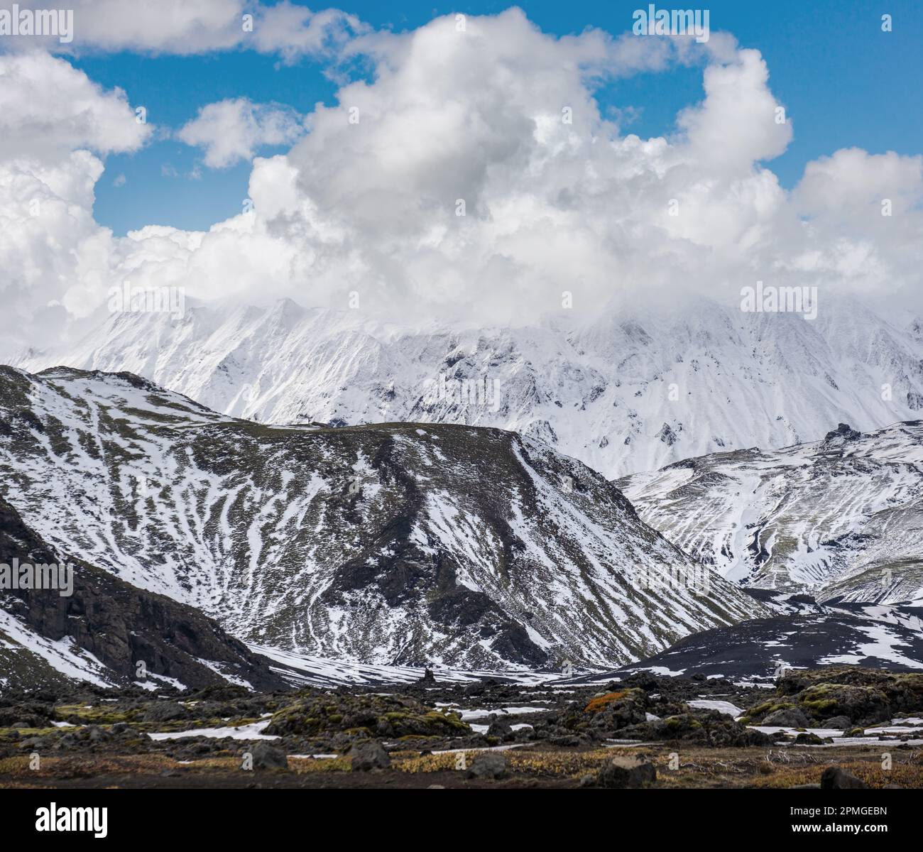 Montagne colorate Landmannalaugar sotto la neve in autunno, Islanda Foto Stock