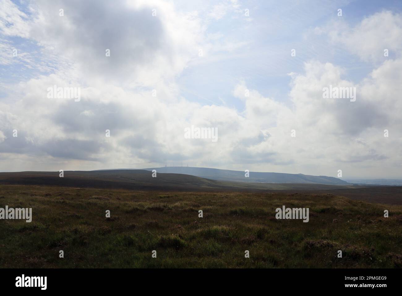 Winter Hill visto sul sentiero accanto Dean Black Brook che si trova tra White Coppice e Great Hill il West Pennine Moors Lancashire Inghilterra Foto Stock