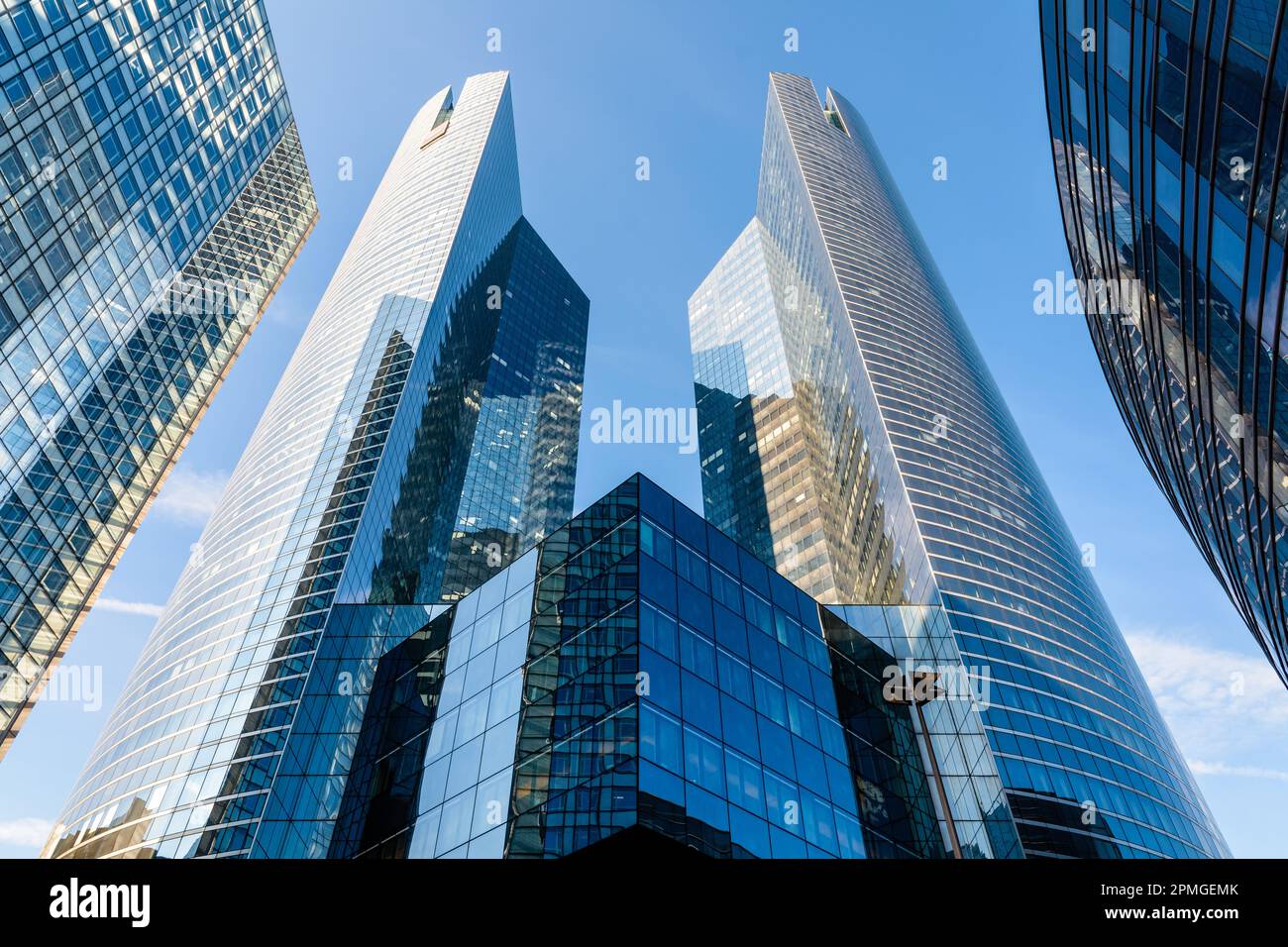 Vista a basso angolo delle torri gemelle di Alicante e Chassagne, sede del gruppo bancario della Societe Generale nel quartiere degli affari la Defense. Foto Stock