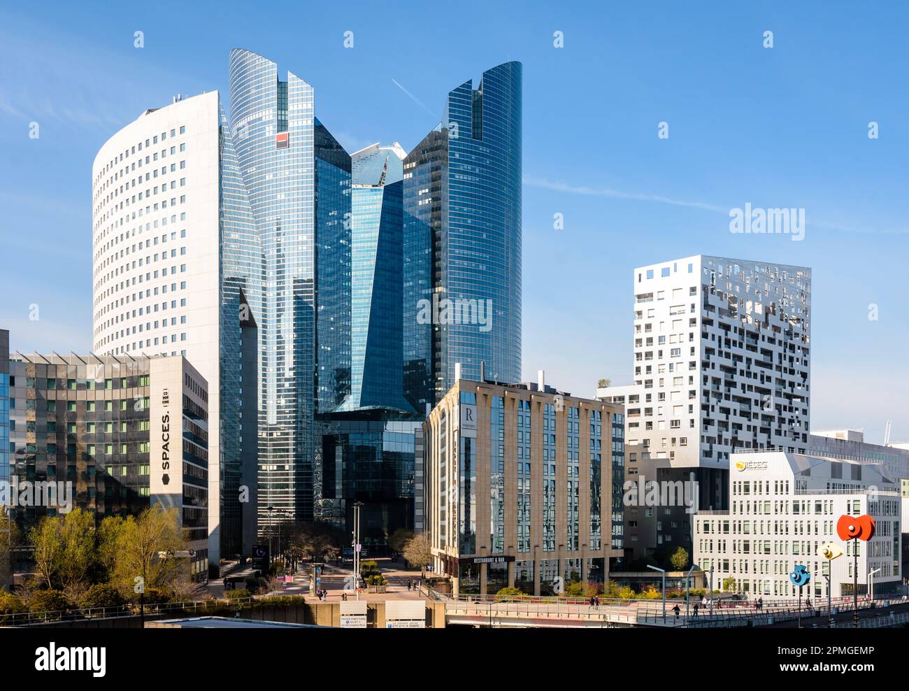 Vista generale delle torri Alicante, Chassagne e Granite, sede del gruppo bancario della Società Generale nel quartiere degli affari la Defense. Foto Stock