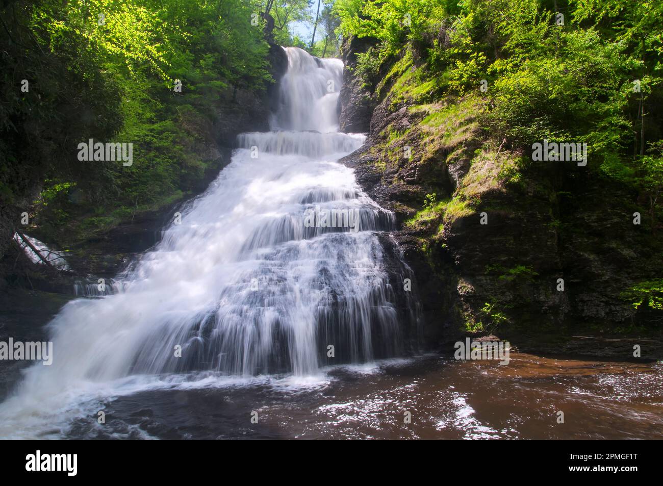 Il punto di riferimento Dingmans cade nel delaware Water gap in una giornata di sole nella Pennsylvania orientale. Foto Stock