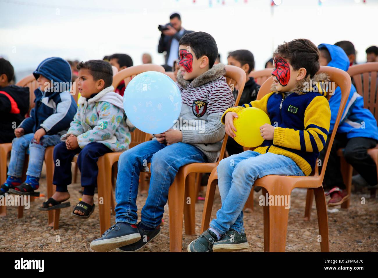 Siria: Idli, Siria. 12 aprile 2023. Durante il Ramadan vengono organizzate attività speciali per i bambini nel campo di sfollamento di Tel al-Tuqan a Sarmada. Le ONG umanitarie locali hanno organizzato le attività, fornendo anche lftar o cena ai bambini. Le risorse già limitate disponibili nella Siria nordoccidentale sono state ulteriormente decimate dai danni causati dal massiccio terremoto di febbraio nella regione (Credit Image: © Juma Muhammed/IMAGESLIVE via ZUMA Press Wire) SOLO PER USO EDITORIALE! Non per USO commerciale! Foto Stock