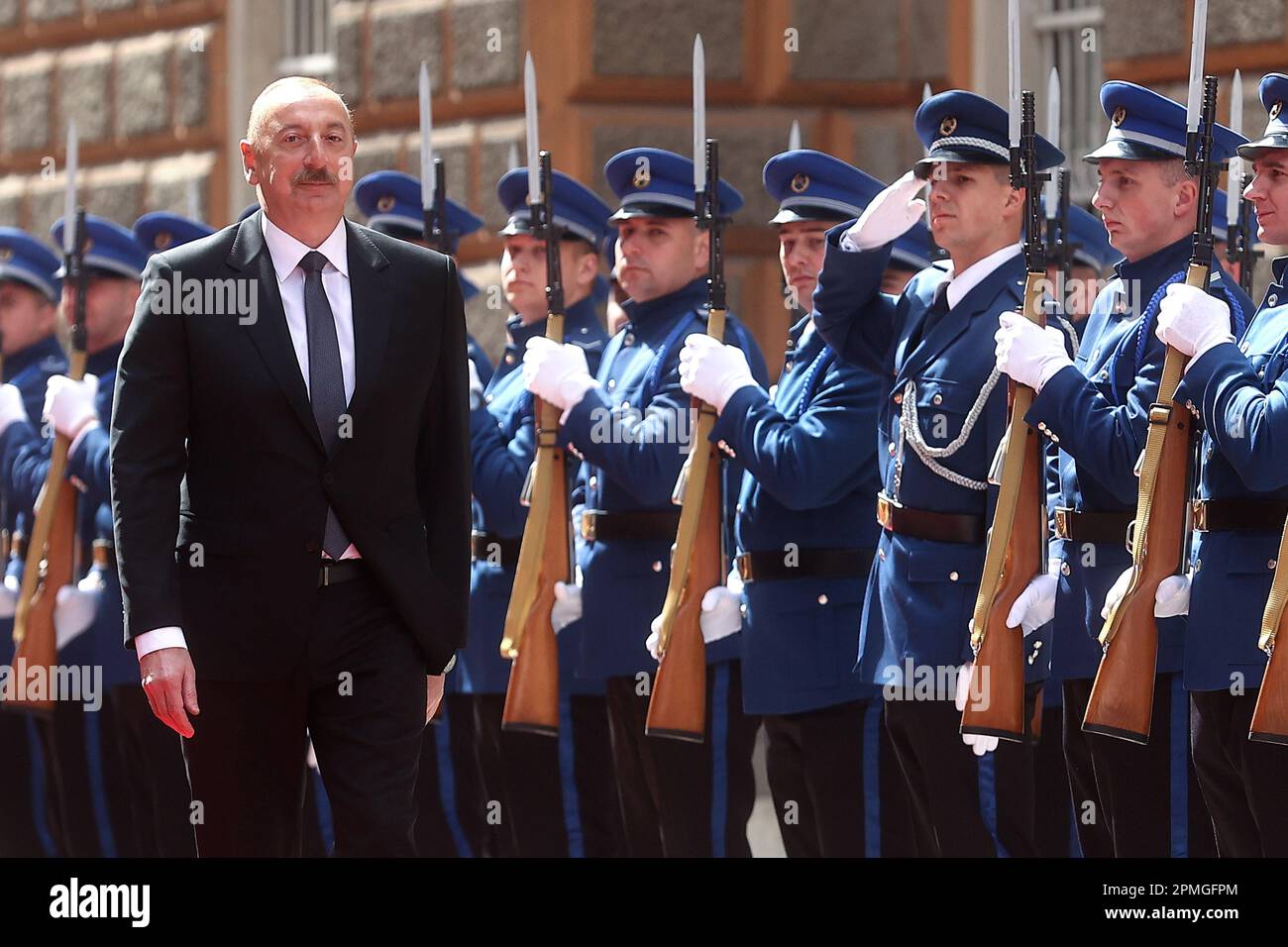 Accoglienza cerimoniale con onori militari per la visita ufficiale del Presidente dell'Azerbaigian Ilham Aliyev in Bosnia-Erzegovina a Sarajevo il 13 aprile 2023. Foto: Armin Durgut/PIXSELL Foto Stock