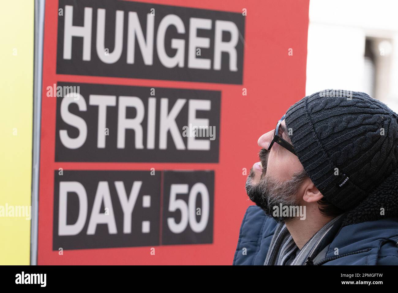 Londra, Regno Unito. 13 aprile 2023. Attaccante della fame britannico-iraniana Vahid Beheshti al di fuori dell'ufficio degli esteri, del Commonwealth & dello sviluppo il suo 50th° giorno senza cibo in una campagna per convincere il governo britannico a proibire il corpo della Guardia rivoluzionaria dell'Iran (IRGC) come "organizzazione terroristica". Credit: Ron Fassbender/Alamy Live News Foto Stock