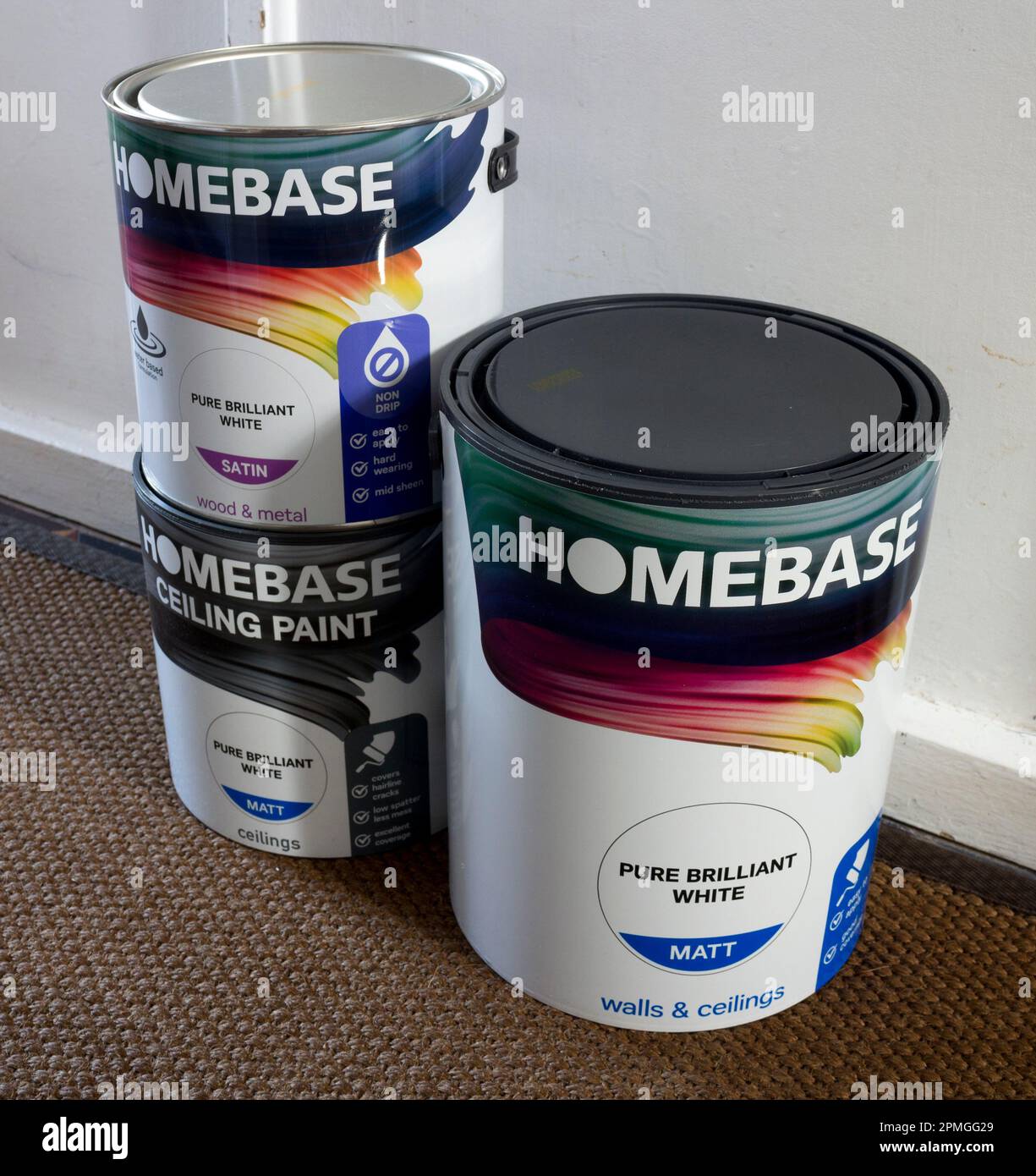 Lattine di vernice Homebase. Foto Stock