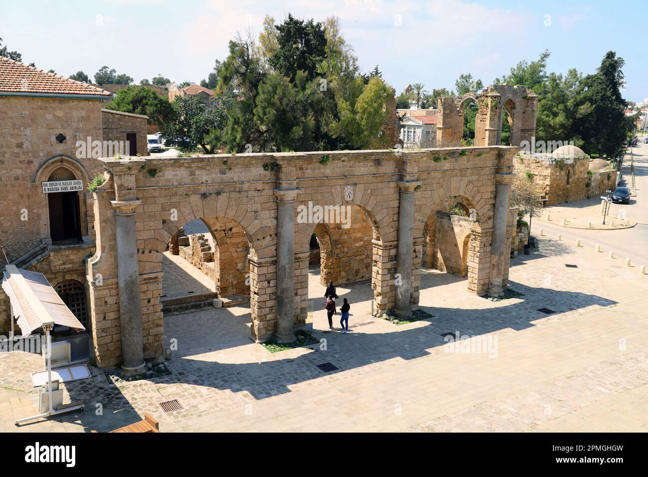 Resti dell'ingresso del Palazzo del Provveditore, Famagosta (Gazimagusa), Repubblica turca di Cipro del Nord. Costruito per i francesi Foto Stock