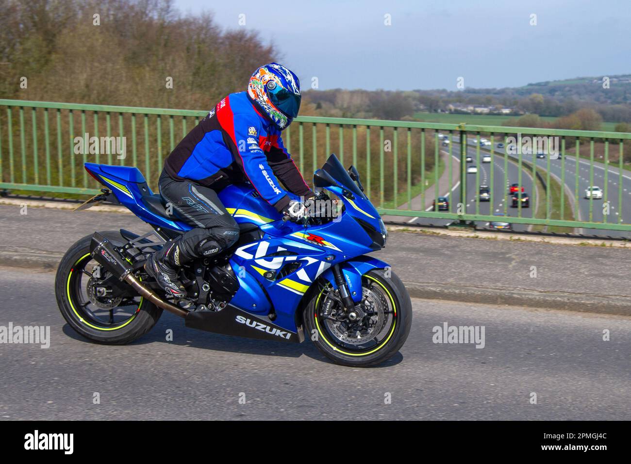 2017 Blue SUZUKI GSXR 1000 A17 ABS Inline Four LC 4T Supersports moto benzina 1000 cc; attraversando il ponte autostradale M61 a Greater Manchester, Regno Unito Foto Stock