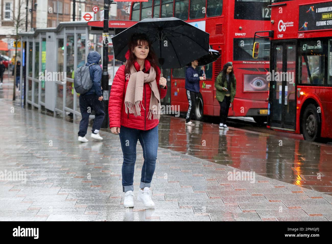 Londra, Regno Unito. 31st Mar, 2023. Una donna tiene un ombrello per proteggerla dalla pioggia a Londra. Nei prossimi giorni è previsto un clima caldo e asciutto. Credit: SOPA Images Limited/Alamy Live News Foto Stock