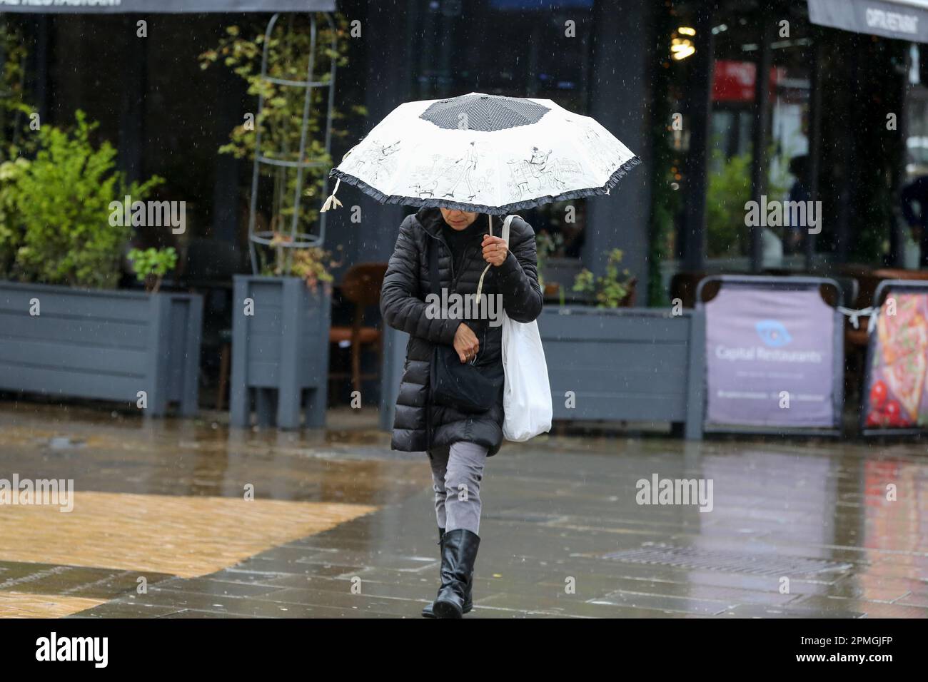 Londra, Regno Unito. 31st Mar, 2023. Una donna tiene un ombrello per proteggerla dalla pioggia a Londra. Nei prossimi giorni è previsto un clima caldo e asciutto. Credit: SOPA Images Limited/Alamy Live News Foto Stock